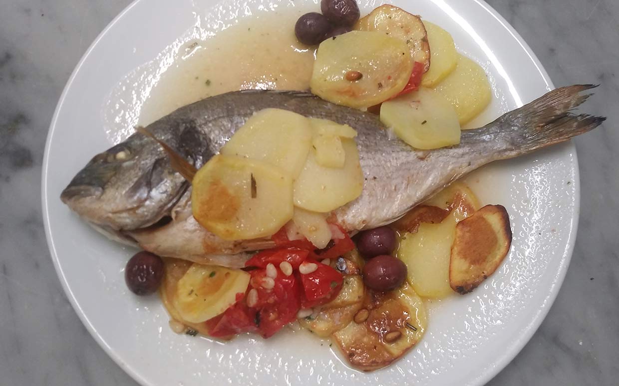 Pesce alla Ligure con patate, pinoli e olive